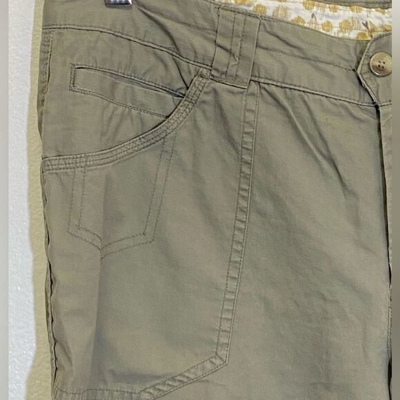 Columbia  - Olive Green 7 Pocket Cargo Capris - size 10 - Picture 6 of 7